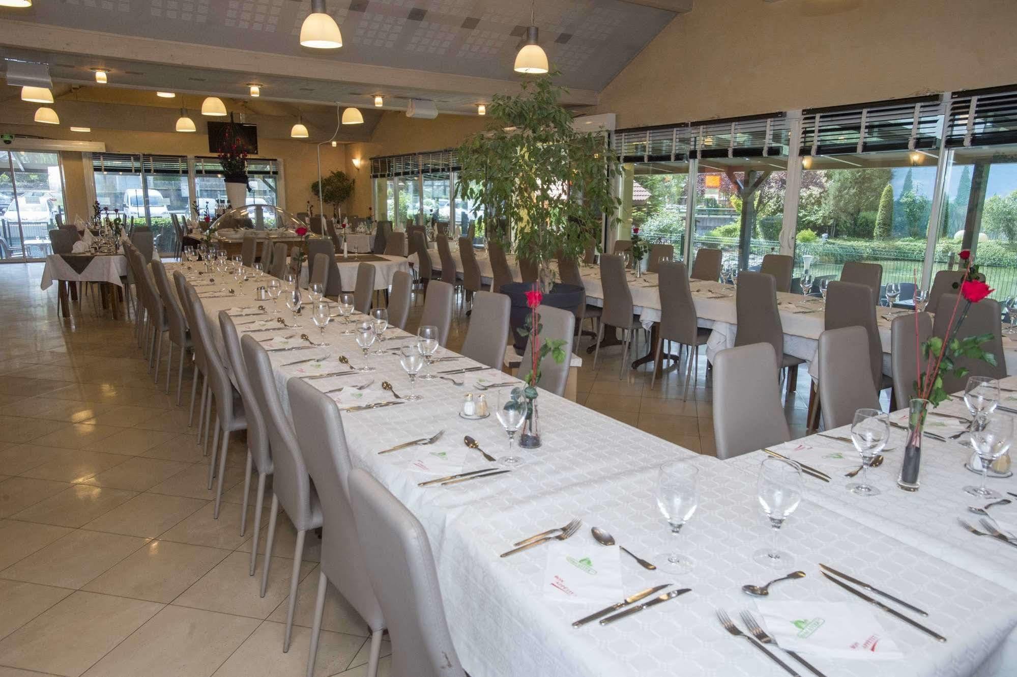 Hotel Aster Restaurant Aux Arcades Briey ภายนอก รูปภาพ