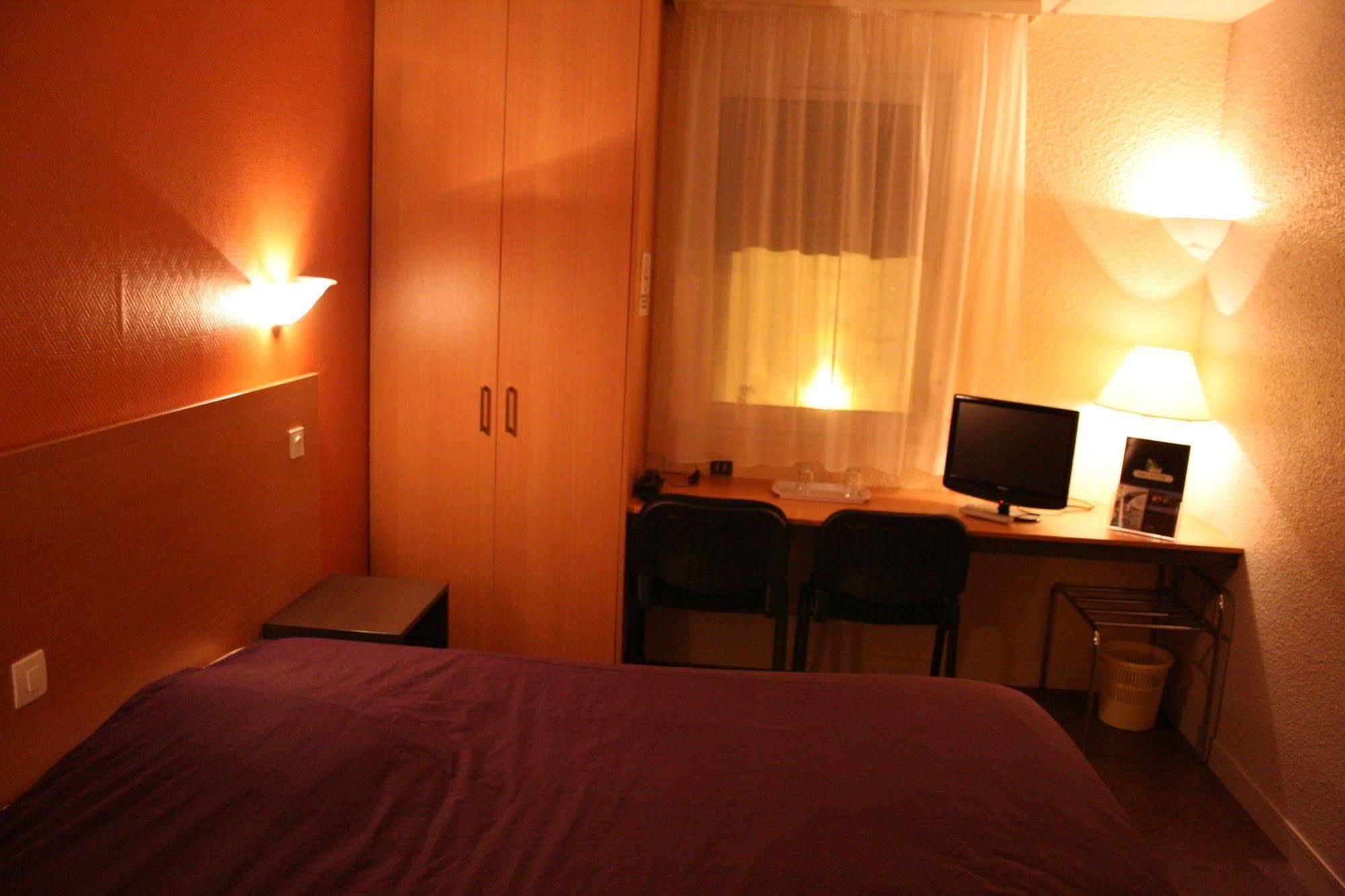 Hotel Aster Restaurant Aux Arcades Briey ภายนอก รูปภาพ